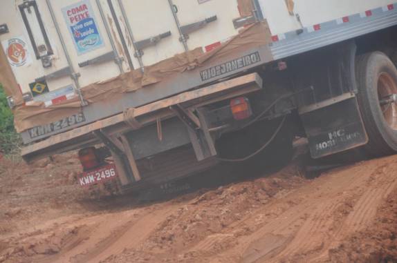 Caminhão luta para não atolar na Transamazônica - PA